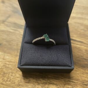 Elegant Silver and Green Gemstone Ring